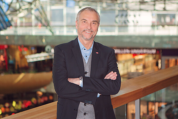 (1) Mag. Richard Oswald