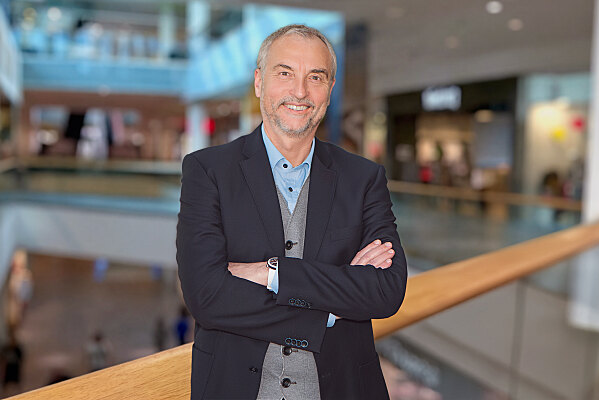 (1) Mag. Richard Oswald