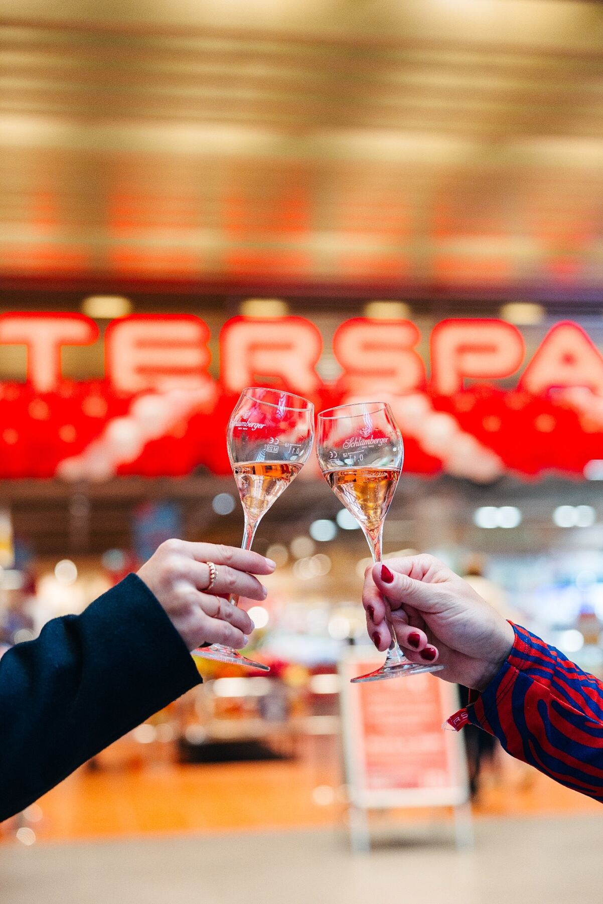 Genussreise Anstoßen Symbolbild_c_INTERSPAR.jpg