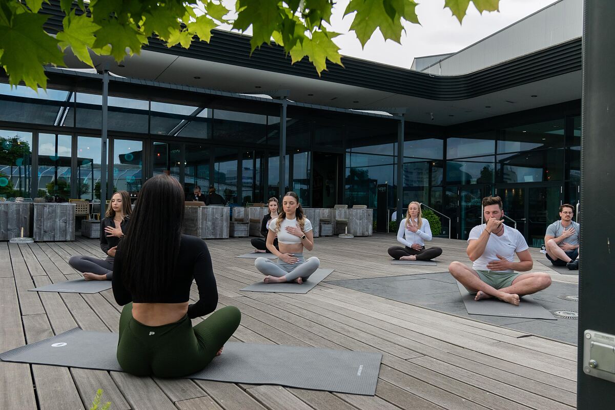 Bild 1 CPG_Rooftop_Yoga_c_Melanie_Weber