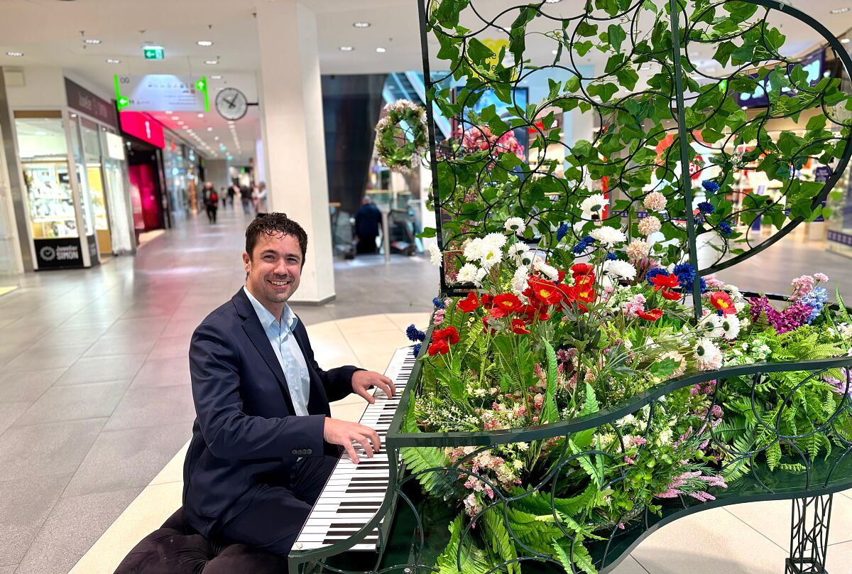 Blumengeschmücktes_Piano